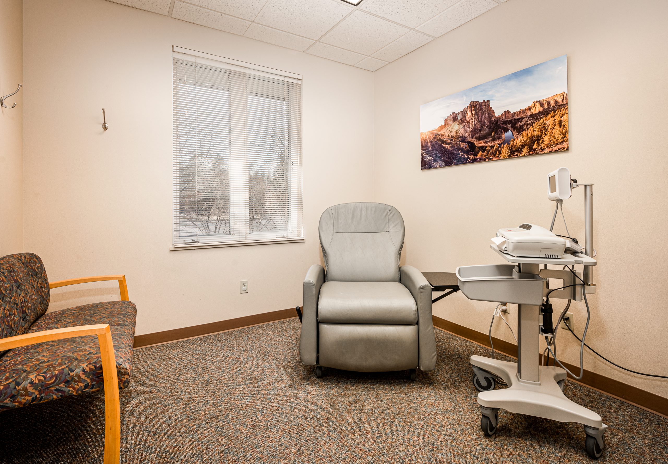 Clinic room with leather monitoring chair next to monitoring device